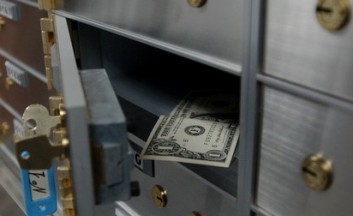 Опасаясь очередной девальвации, белорусы избавляются от «лишних» рублей