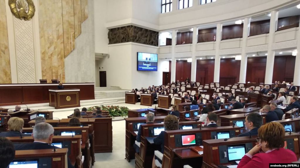 Выборы в парламент пройдут этой осенью по традиционному сценарию, власти отказываются от предвыборного популизма