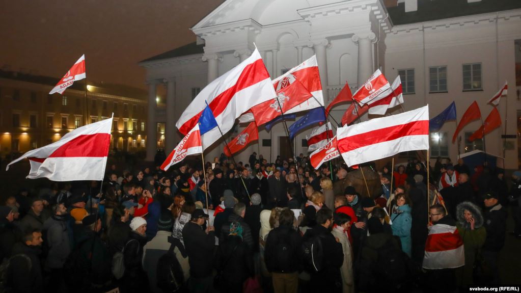 Молодежь частного ВУЗа протестует против решения чиновников, уличные лидеры пытаются придать динамику протесту