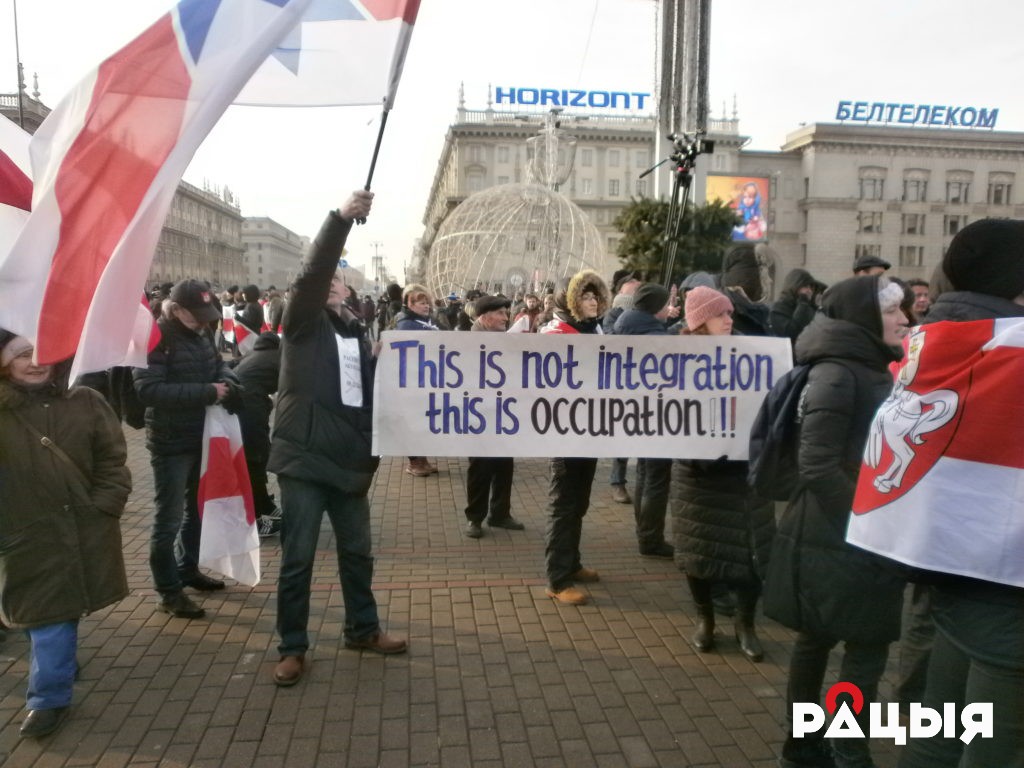 Гражданское общество и партии организуют уличный протест против интеграции с Россией, потенциальные кандидаты начинают мобилизацию активистов