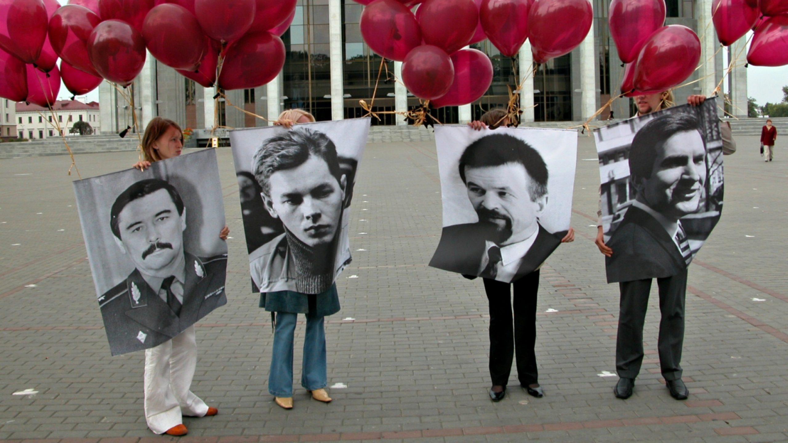 Антиинтеграционная коалиция провела массовые акции в Минске, медиа собирают подробности убийств Захаренко и Гончара