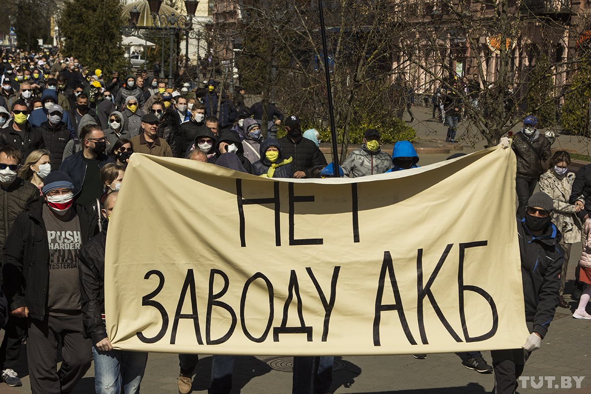 Political organizations develop communication channels with their audiences; public manifestations held in Brest