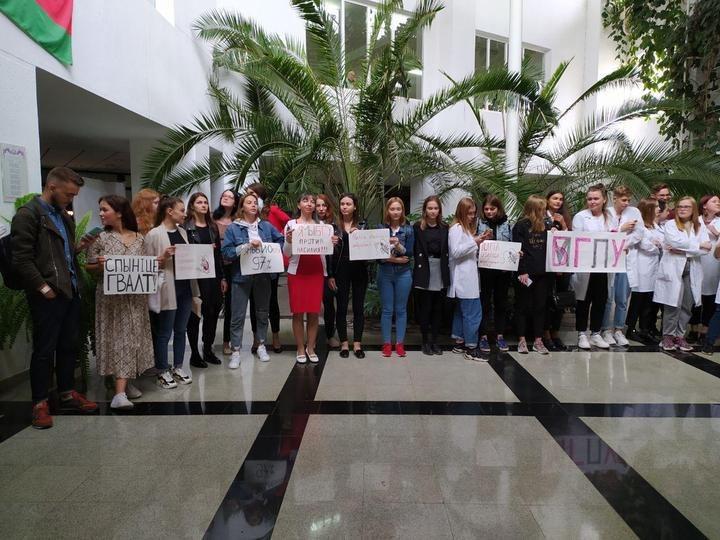 Госинституты продолжают терять доверие в обществе, Лукашенко удерживает контроль над вертикалью