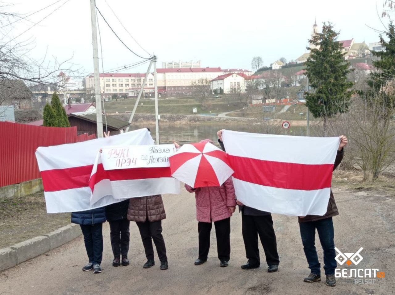 Децентрализованные протесты активизируются, политэмиграция продвигает создание международных механизмов