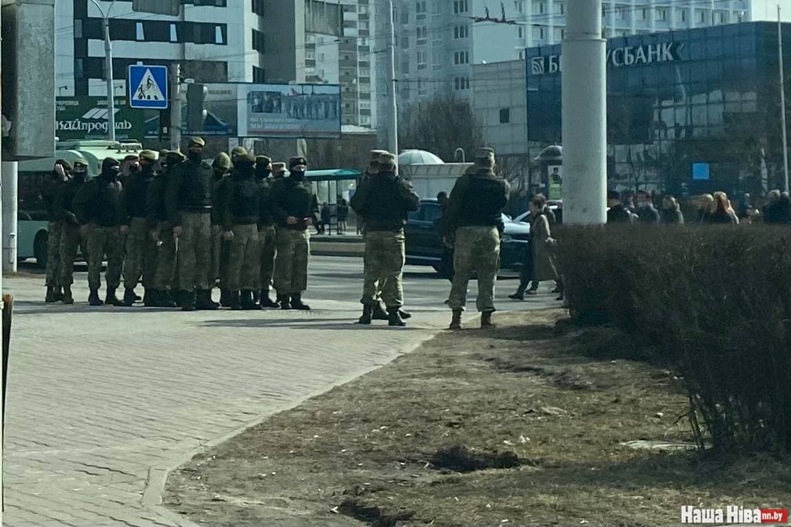 Riot gear and repression on the streets of the capital while the authorities incite controversy over protest symbols