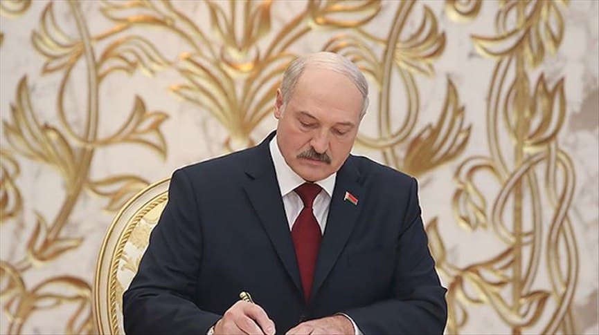 Lukashenko signs a decree, as Putin recalls “The Soviet people stood alone”