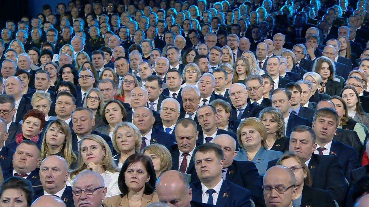 Кіруючы клас кансалідуецца вакол Лукашэнкі, урад займаецца імпартазамяшчэннем